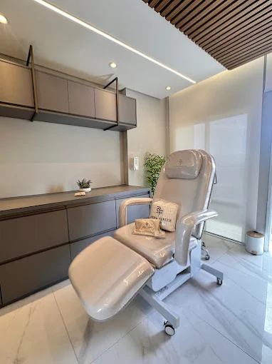 Sala de estética com cadeira de procedimentos
